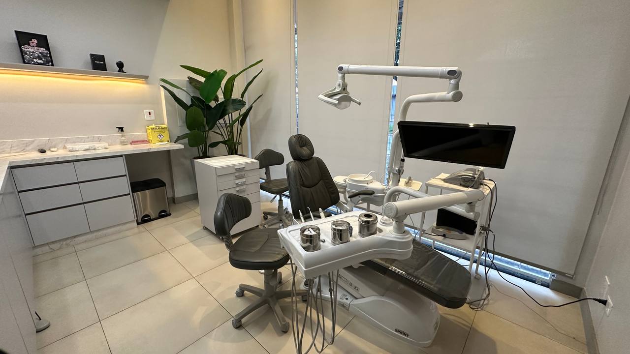 Sala clínica ampla e iluminada da Odonto Laguna