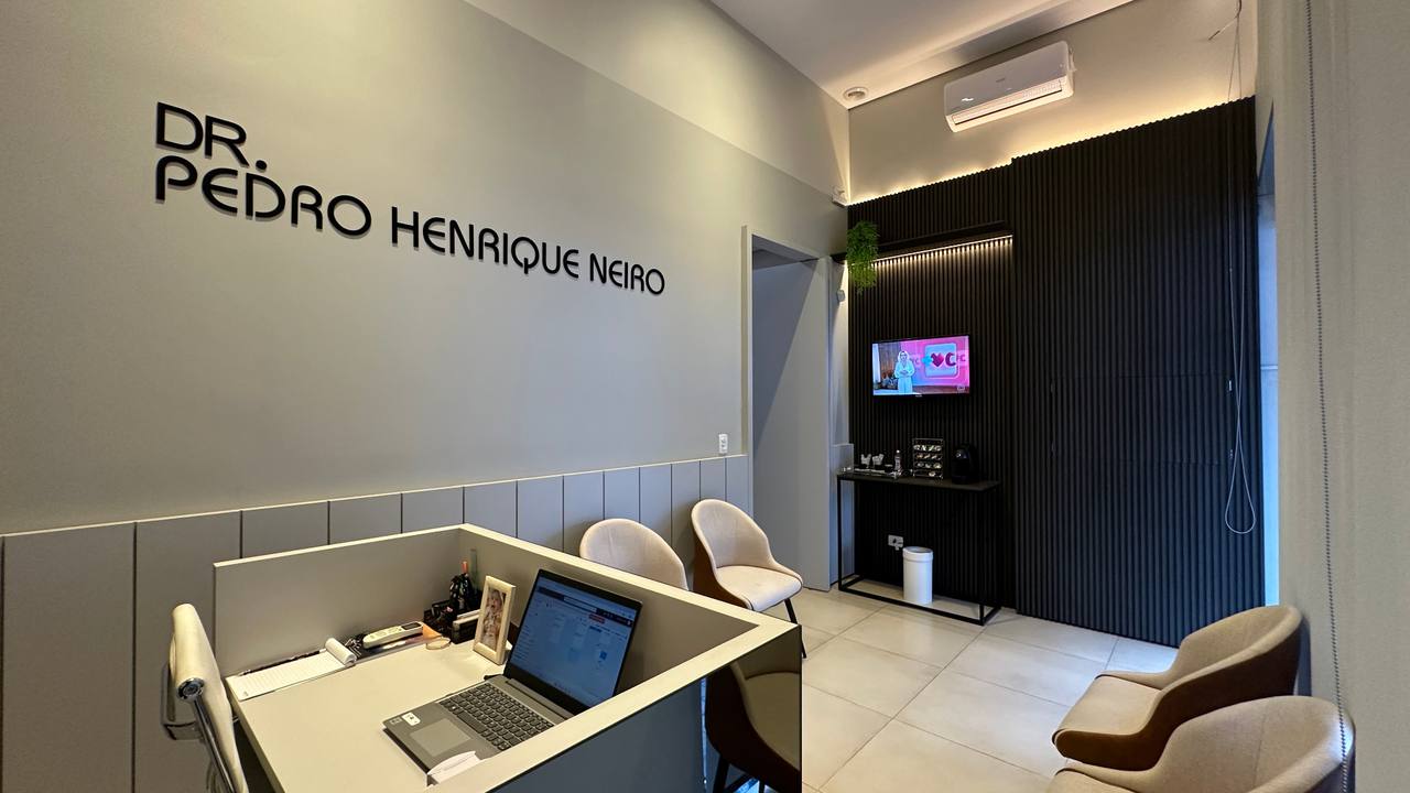 Sala de espera moderna com TV e ambiente acolhedor