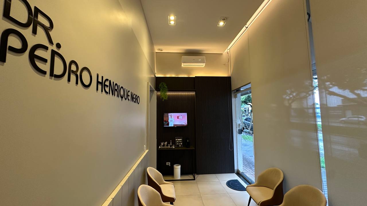 Corredor da clínica com sinalização Dr. Pedro Henrique Neiro